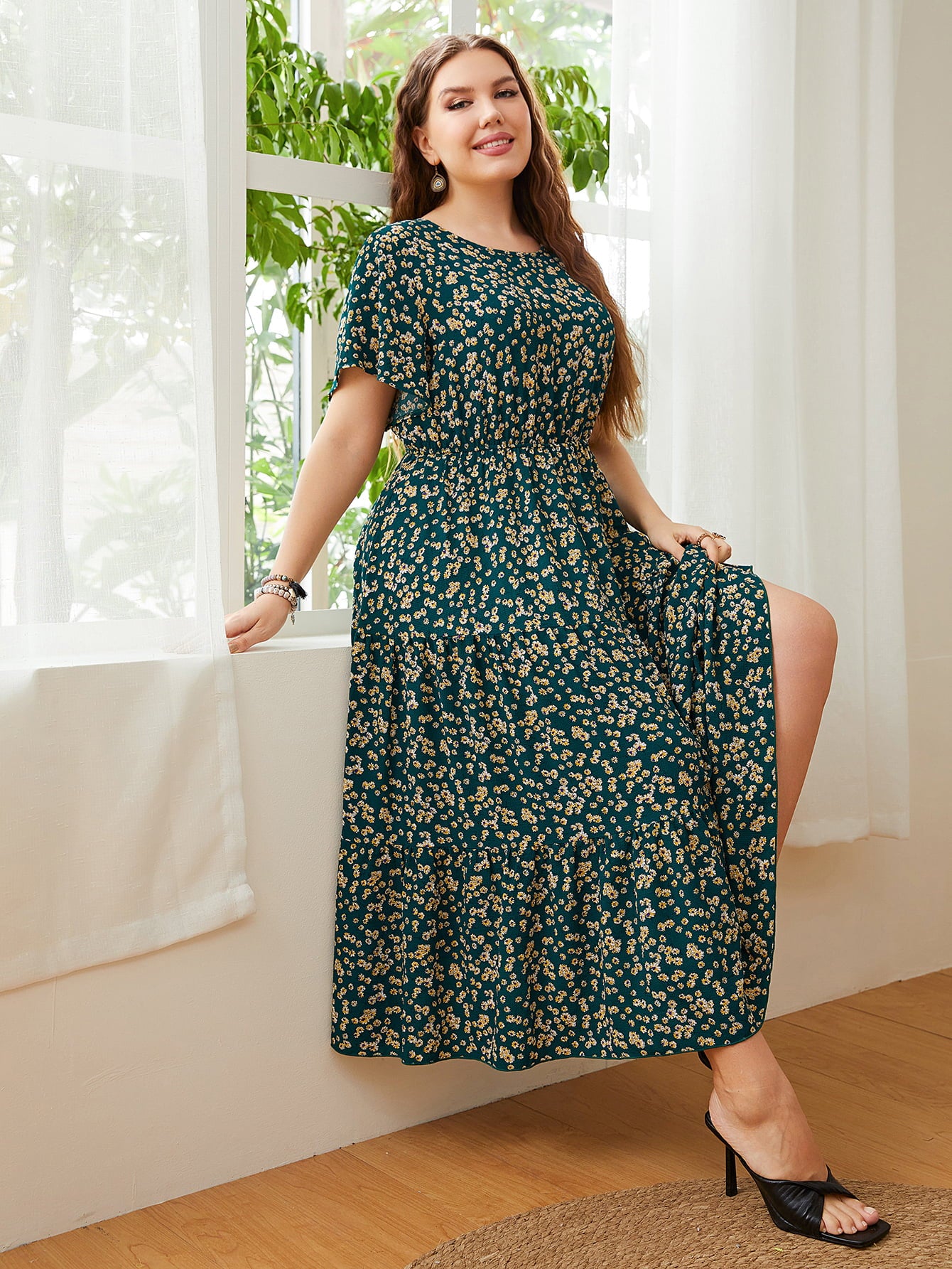 Plus Size Floral Round Neck Short Sleeve Midi Dress